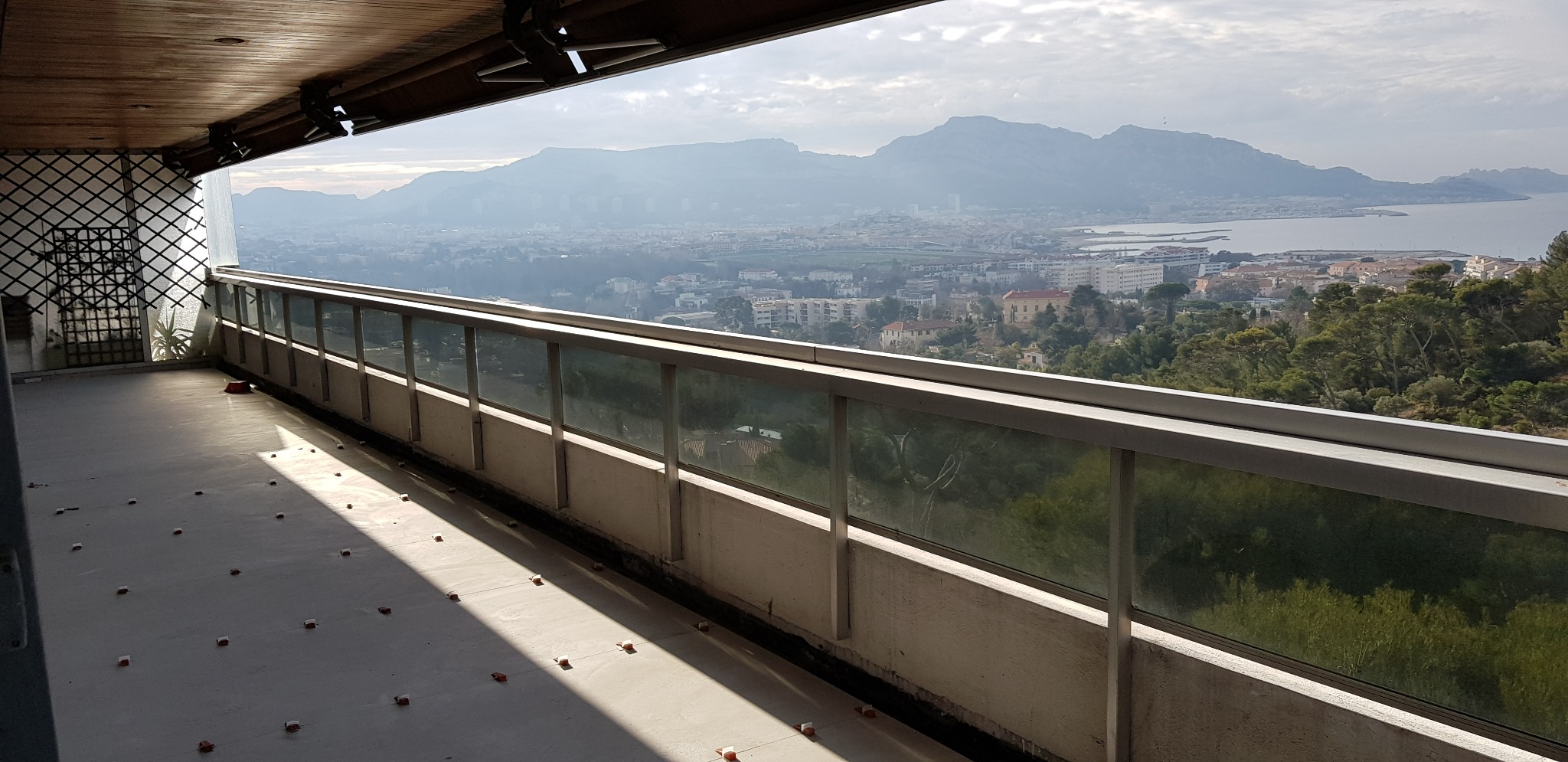 Terrasse avec vue mer — avant rénovation