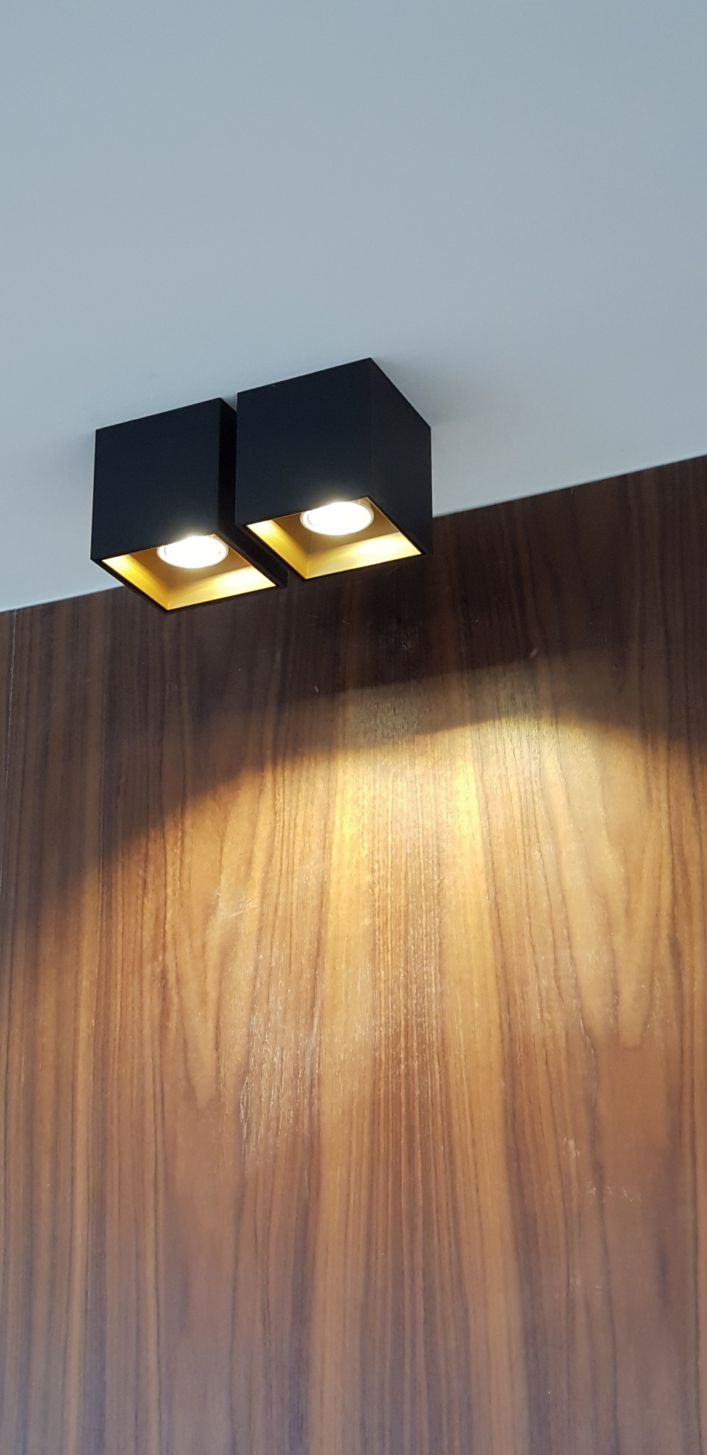 Détail menuiserie bois et luminaire — Projet Thalassa