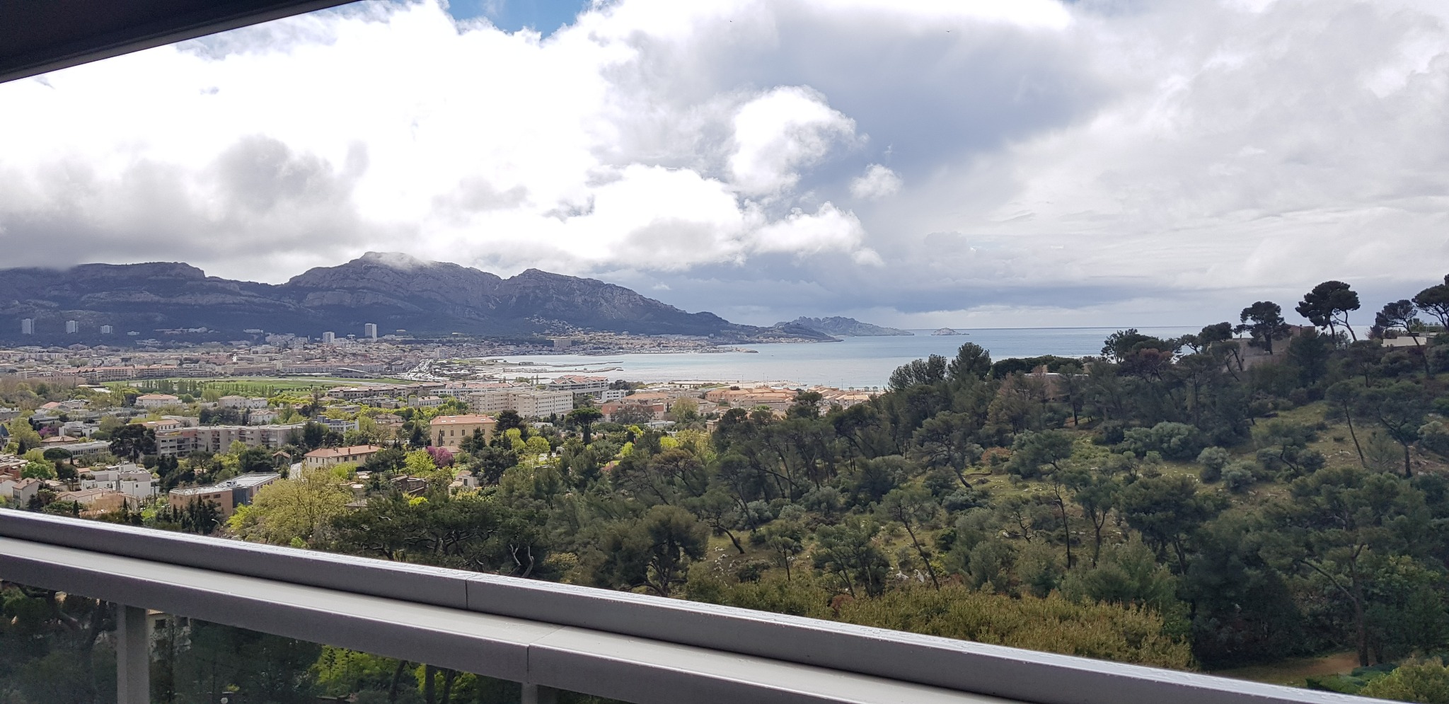 Vue panoramique sur Marseille et la Méditerranée